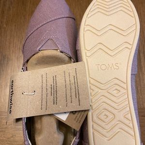 Elderberry Heritage TOMS canvas shoes. Size 6.5. Super comfortable.